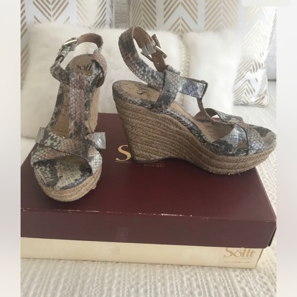 Sofft platform animal print sandal size 6 1/2
